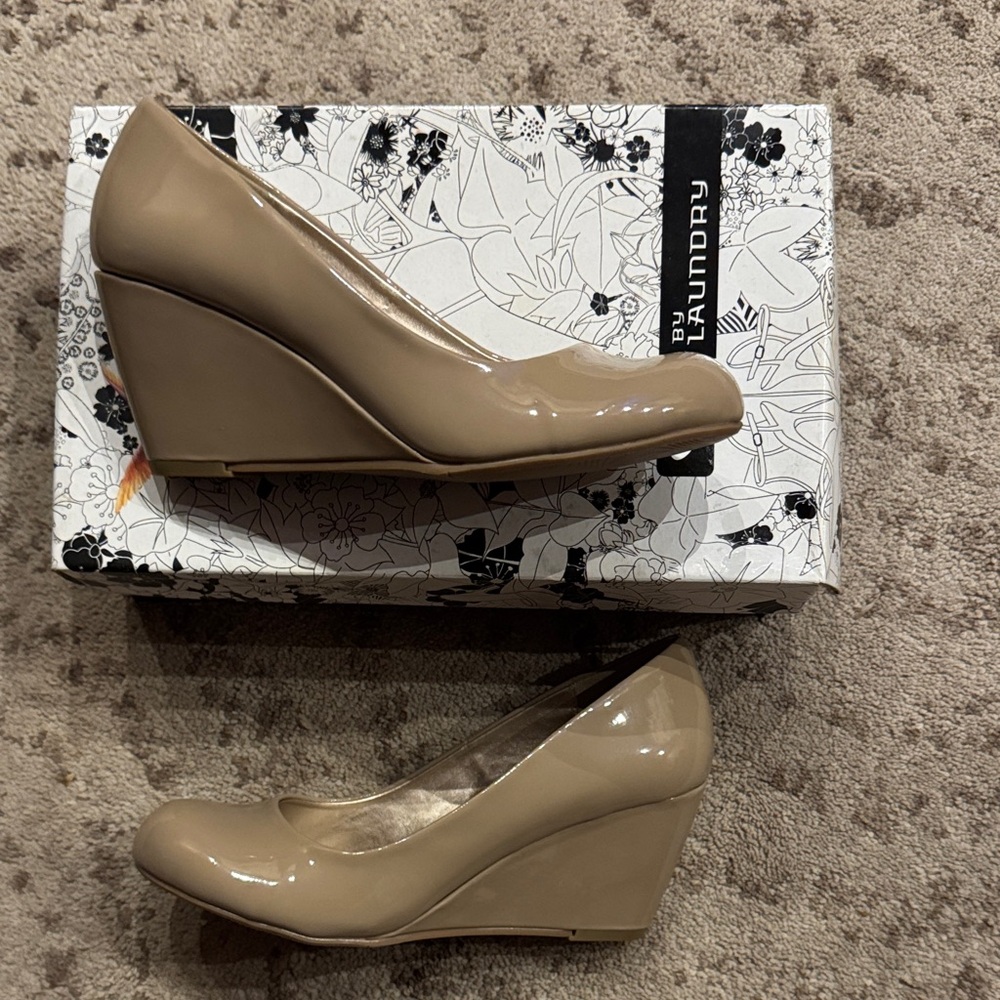 CL by Laundry Women's Patent Beige Wedges